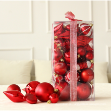 Bolas de decoração de ornamentos de Natal enforcando a árvore de Natal
